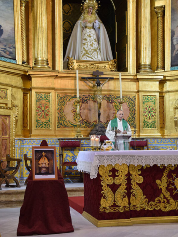 Solemne Misa en Sevilla en honor a San Fermín.