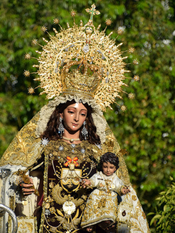 La Virgen del Carmen pasea su hermosura por el barrio de las Huertas.