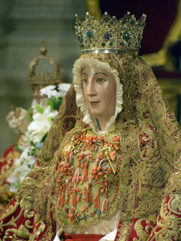 La Imagen de la Virgen de los Reyes expuesta en besamanos los días 4,5, 20, y 21.