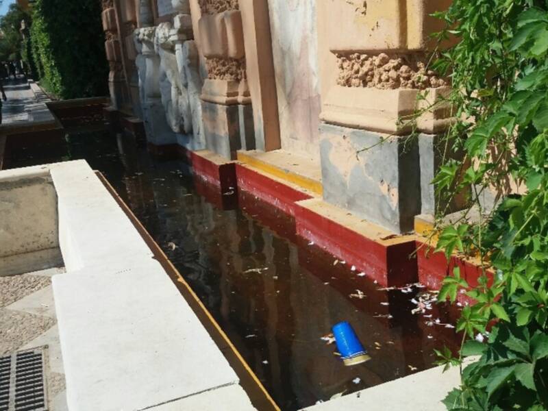 Los turistas que visitan Sevilla los fines de semana, ven una ciudad con maceteros vacíos y sucios, estanques que no están operativos y excrementos