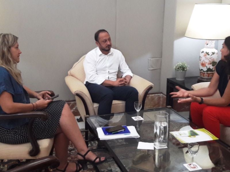 Gómez de Celis recibe a la decana del Colegio Profesional de Periodistas de Andalucía para dignificar el tratamiento informativo de los inmigrantes