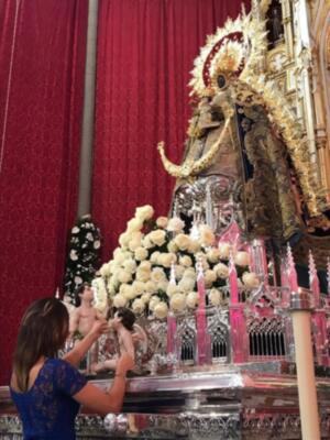 Casi sesenta asociaciones y colectivos de Chipiona participaron el pasado sábado en la tradicional ofrenda floral a la Virgen de Regla