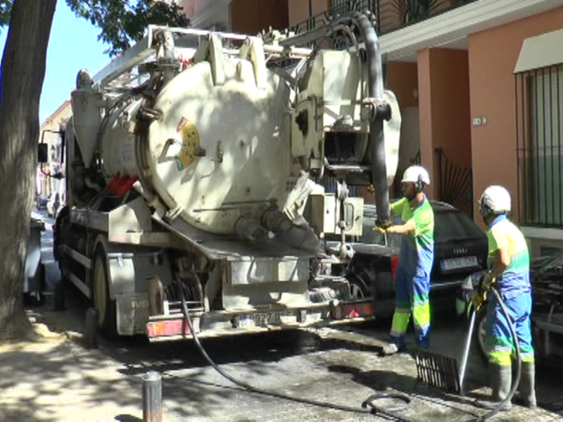 FCC Aqualia informa al gobierno municipal sobre el plan de limpieza de imbornales para preparar las redes ante las lluvias de otoño