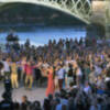 Y comenzó la XX Bienal con su fiesta en Triana.