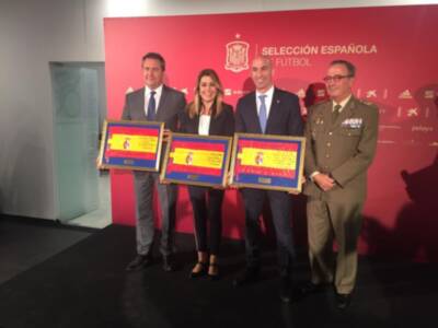 Entrega de Banderas por parte del Jefe de la Fuerza Terrestre a la Presidenta de la Junta de Andalucía, al Alcalde de Sevilla y al Presidente FEF
