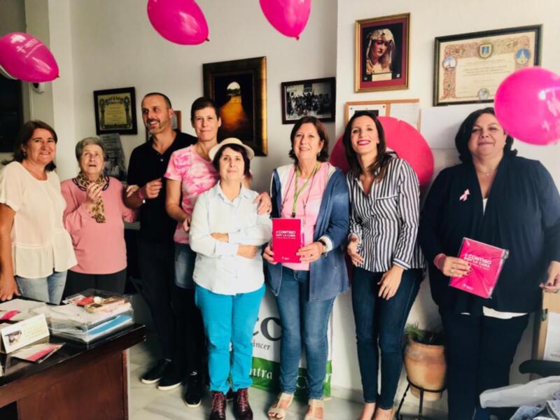 La AECC y el Ayuntamiento conmemoran el día contra el cáncer de mama con lazos rosas, pintada de manos y la iluminación rosa de tres monumentos