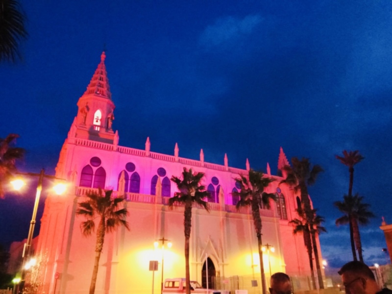 Tres monumentos emblemáticos de la localidad se tiñen de rosa desde hoy y durante el fin de semana para conmemorar el día contra el cáncer de mama.