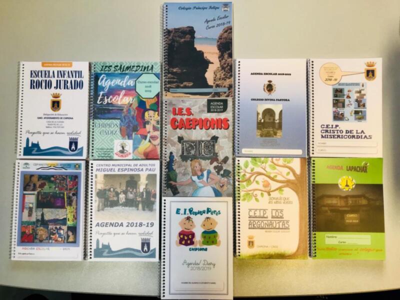 El Ayuntamiento entrega las agendas escolares a once centros educativos de la localidad