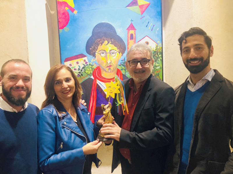 El Ayuntamiento de Cantillana hace entrega de la estatuilla que representa al artista Ocaña como trofeo para el premio a la mejor película LGTBIQ del