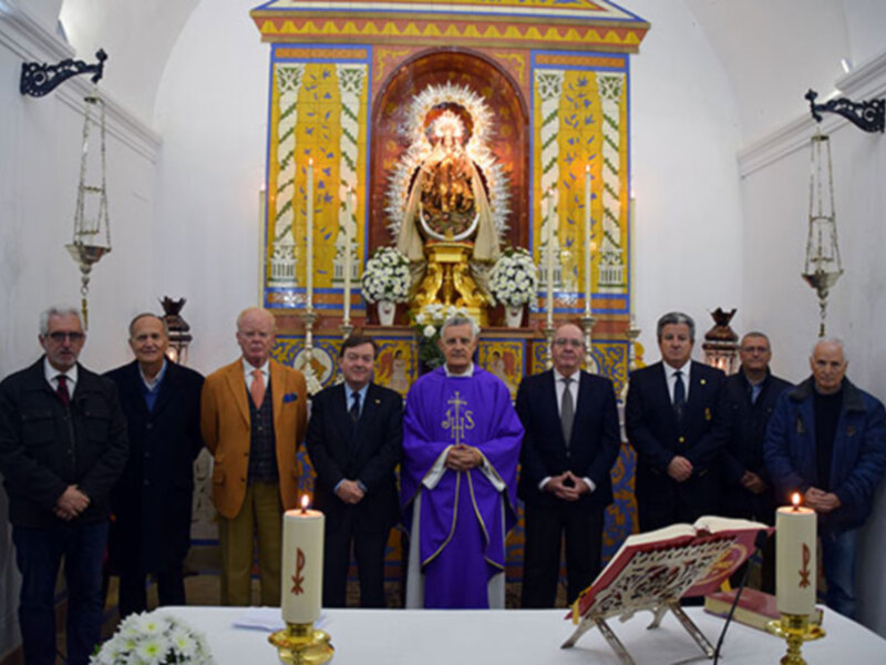 Los componentes de la Real Liga Naval Española y la Hermandad Nacional Monárquica Española, celebraron la misa de difunto en el Carmen de Calatrava.