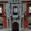 Impresionante edificio y una fuente como maqueta del Belén de la solidaridad.