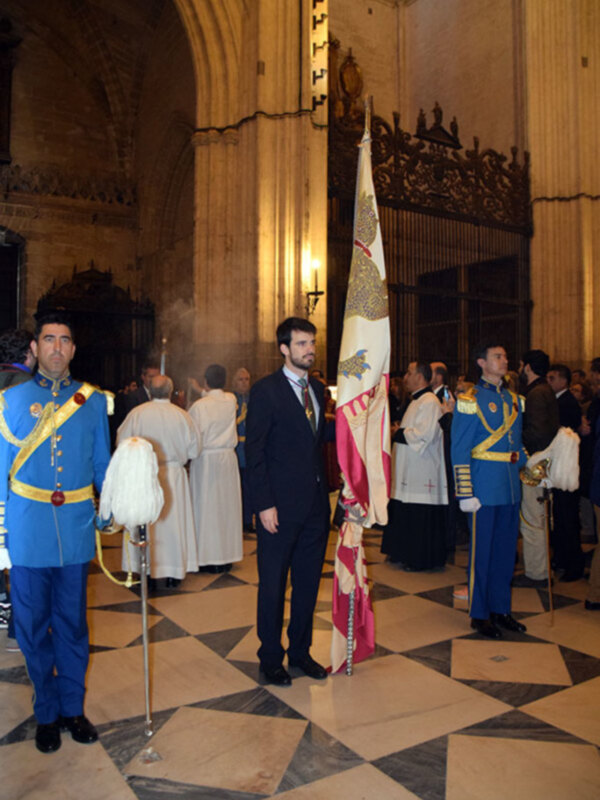 Procesión de la espada del día de San Clemente en la Catedral de Sevilla.