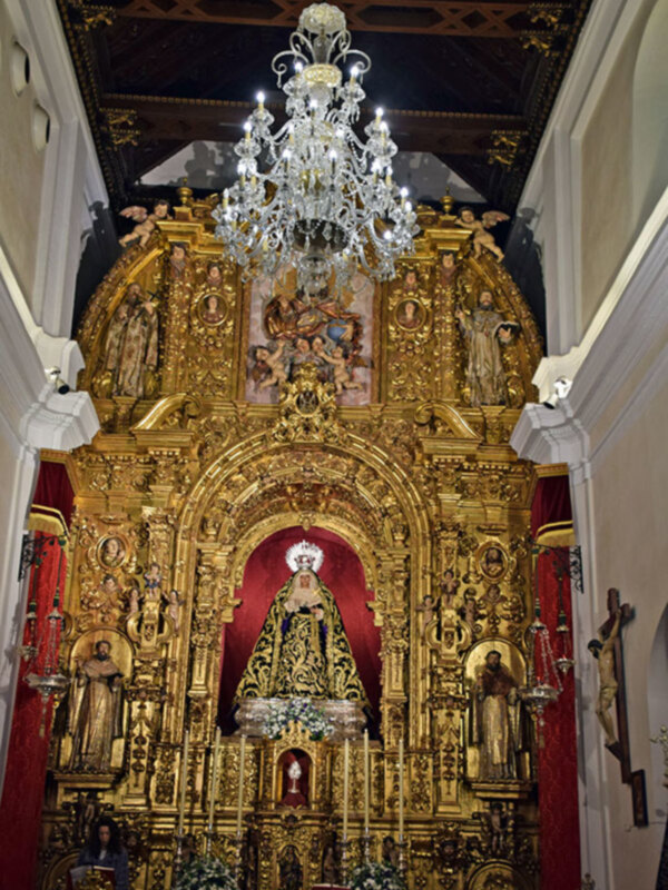 La dolorosa de Triana vestida de luto.