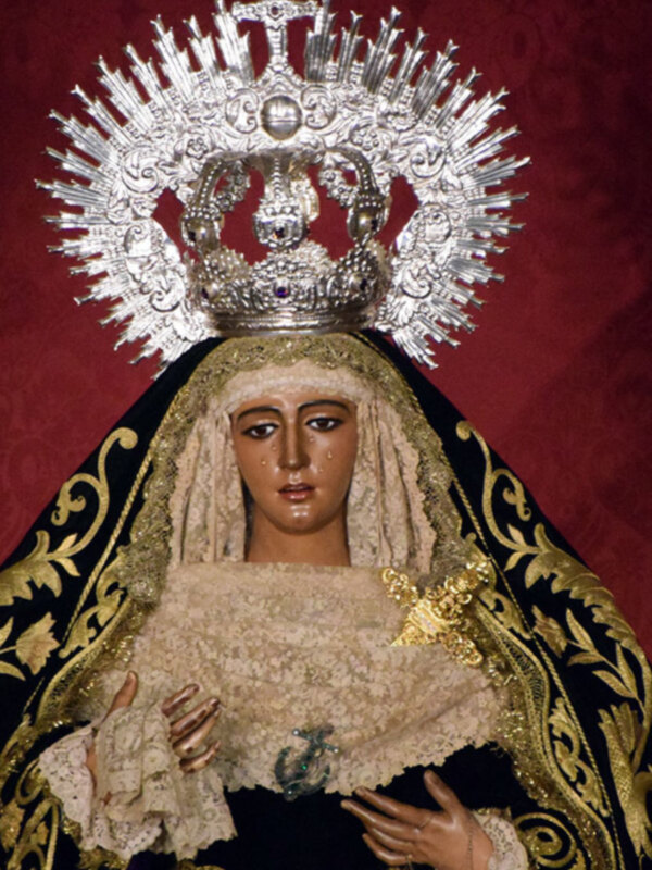 Con el terno negro la Esperanza de Triana luce la saya más antigua de la Hermandad 1891.