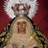 Con el terno negro la Esperanza de Triana luce la saya más antigua de la Hermandad 1891.