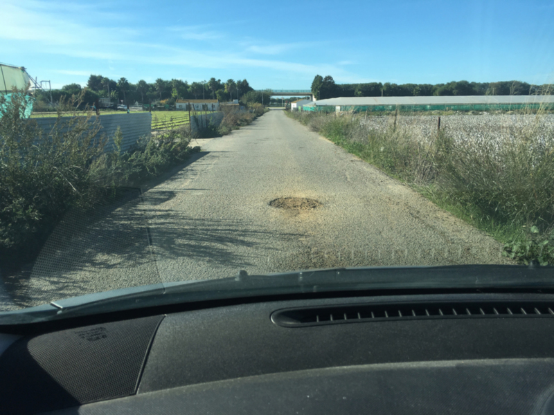 Vecinos hartos que las administraciones ignoren la caótica situación del Camino del Olivar.