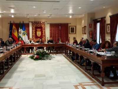 El pleno aprueba provisionalmente la modificación de ocho ordenanzas municipales y el expediente para la explotación del bar del Parque Blas Infante