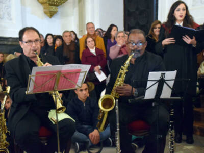 EL Coro de la Universidad de Sevilla  interpretó la Misa  Góspel con la Banda de Jazz Hispalense.