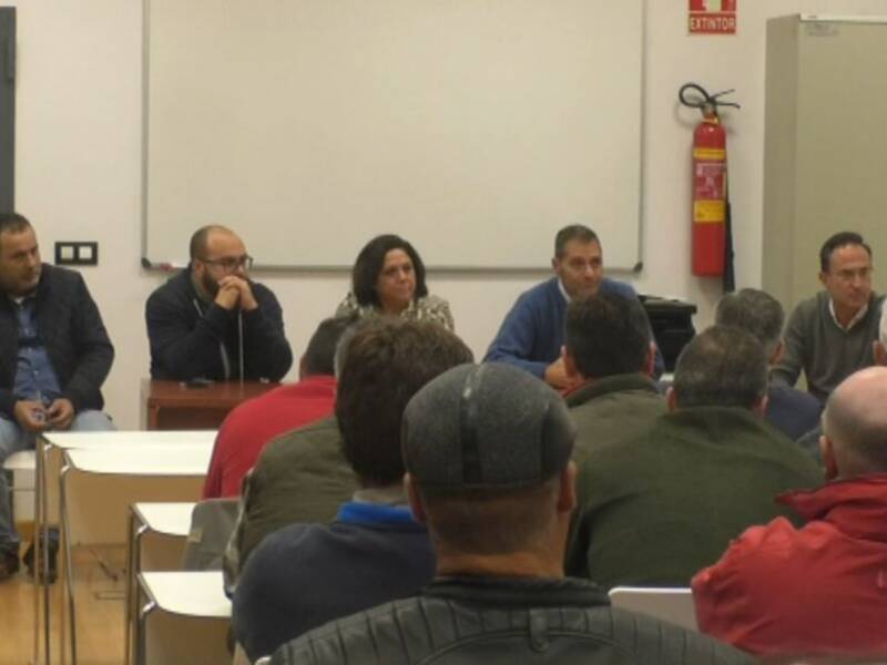 Alicia Valdés se reúne con agricultores locales para lanzar la asociación que busca soluciones al problema del nivel del acuífero