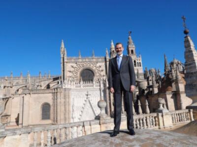 El Rey en Sevilla celebra por adelantado su cumpleaños y recibe un baño de aplausos y apoyos.
