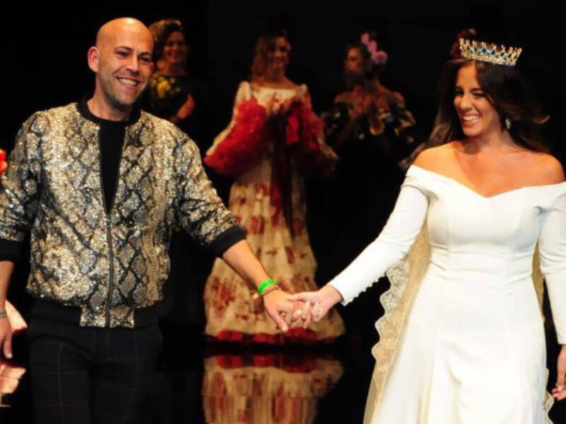 Anabel Pantoja desfiló vestida de novia, por Alonso Cozár, en el XXV aniversario del salón Internacional de la moda flamenca.