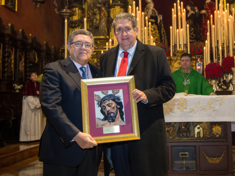 Reconocimiento de la Hermandad de Las Siete Palabras al decano de los abogados de Sevilla