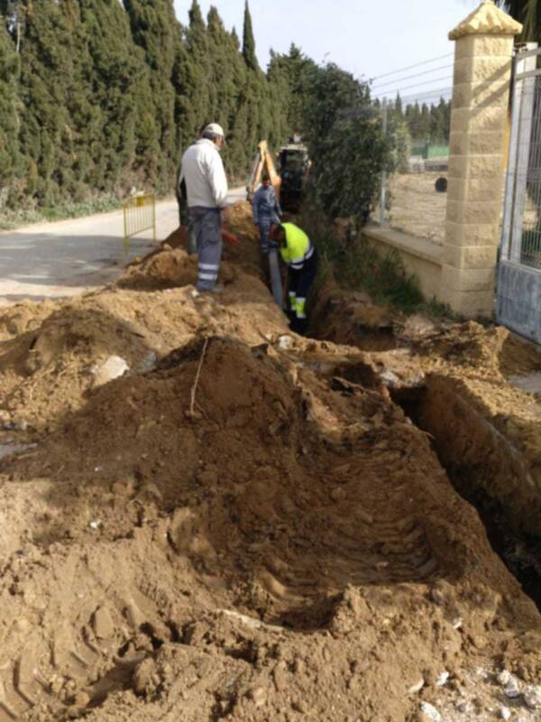 El Ayuntamiento de Chipiona realiza obras en el camino de Los Rizos para eliminar puntos de encharcamiento
