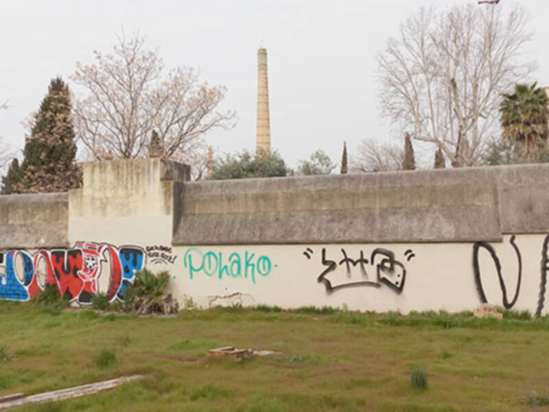El muro este del monasterio de Santa María de las Cuevas (declarado Bien de Interés Cultural), vandalizado.