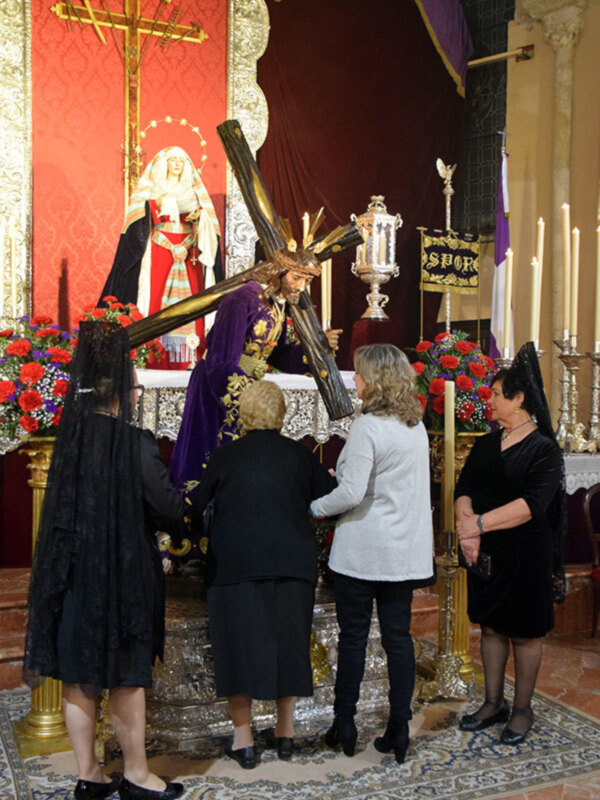 Alcalá del Río se postró ante la imagen del Nazareno.
