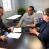 Javier Díaz recibe la propuesta de la comunidad de regantes Pinar de la Villa para instalar en su red un sistema contraincendios
