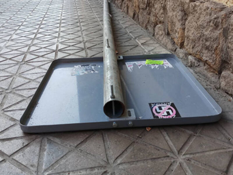 Las señales caídas y abandonadas un riesgo de seguridad para los ciudadanos de Sevilla.