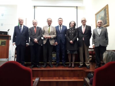 Gente en trajes posando para una foto oficial.