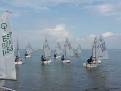 Cuatro jóvenes regatistas del CAND debutan en competición en el Campeonato de Optimist disputado en aguas de la localidad