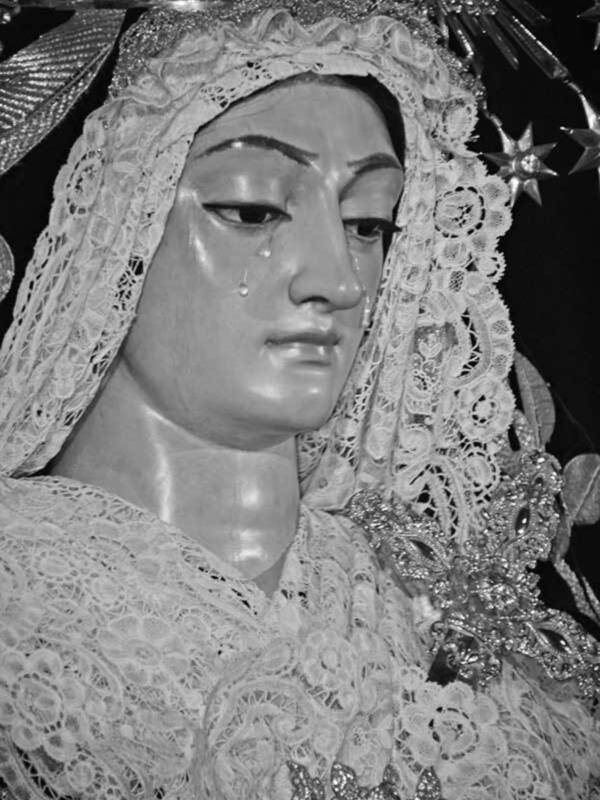 La Hermandad de la Soledad de Alcalá del Rio en Solemne Besamanos  de su Titular Mariana.