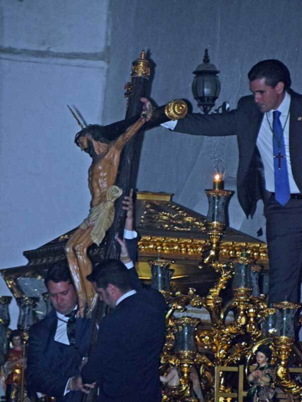 Solemne Viacrucis y posterior subida del Stmo. Cristo de la Vera-cruz de Alcalá del Río a su paso procesional.