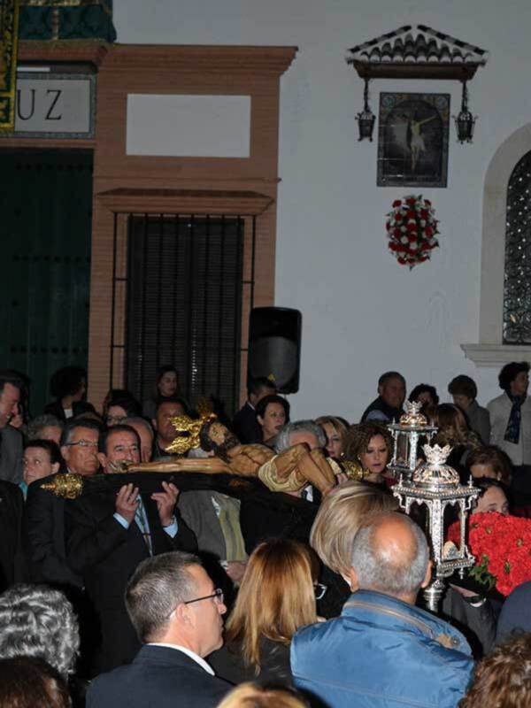 Traslado del Stmo. Cristo de  la Vera-cruz a su paso procesional