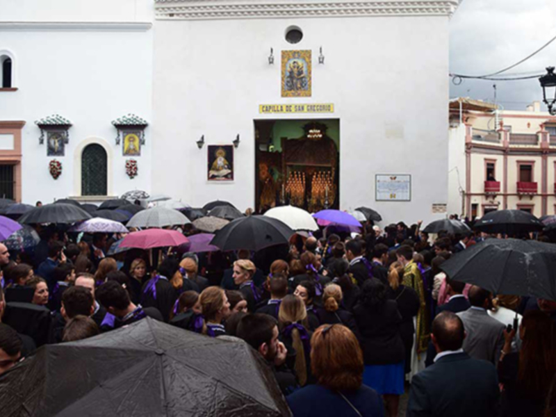 El viernes Santo la lluvia no respetó la salida de la cofradía de la Soledad de Alcalá del Río.