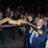 La procesión de bajada de la hermandad de la Vera-cruz cinco veces centenaria se realizó en silencio y a oscura, como mandad su ritual.