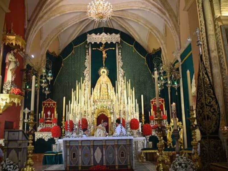 Cultos y Altar litúrgico en la hermandad de la Vera-cruz de  Alcalá del Río.
