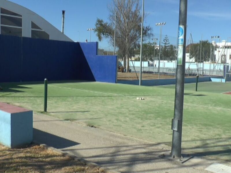 El Ayuntamiento lleva a cabo la sustitución de la malla metálica de las pistas de pádel del Complejo Polideportivo Municipal