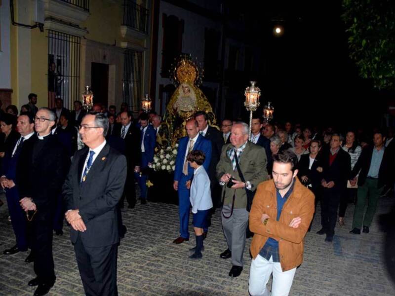 Procesión de subida de los titulares de la Hermandad de la Vera-cruz de Alcalá del Rio.