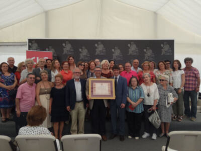 Homenaje municipal a la Asociación Cultural y Solidaria Anaquel que se ha celebrado hoy en el marco de la Feria del Libro de Sevilla.