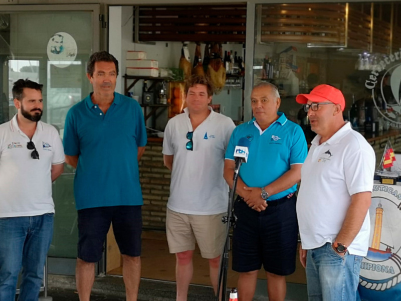 Eduardo Bueno homenajeado en el Campeonato de Andalucía de Patín a vela 2019 en el que se impuso Ramón Calero