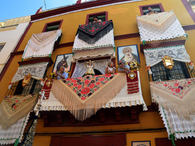 Triana se engalana para recibir a  Jesús Sacramentado.