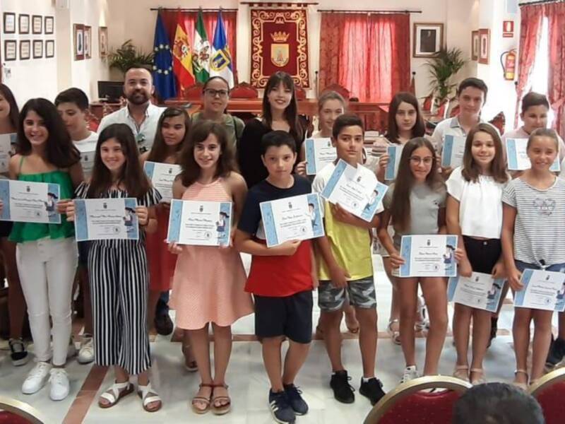 Los 26 alumnos de Chipiona con mejores calificaciones en inglés al acabar Primaria han recibido hoy su premio