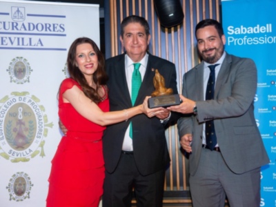 El Colegio de Procuradores de Sevilla concede a José Joaquín Gallardo el VI Premio “Procuradora Ascensión García Ortiz”