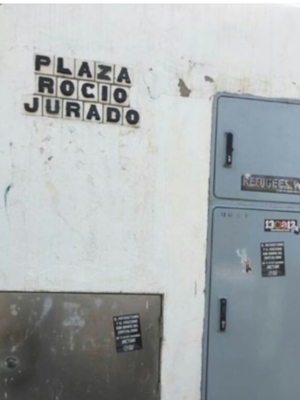 Dos años después de haberlo denunciado RJ La Más Grande, el Ayuntamiento de Cádiz continúa sin adecentar el rótulo de la plaza de Rocío Jurado.