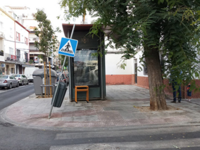 Los acerados de la ciudad pegajosos y ennegrecidos