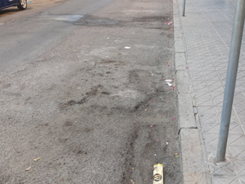 El asfaltado de algunas calles de Sevilla en estado de abandono.