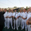 Un grupo de oficiales y marinero de la armada entonó la “Oración al Ocaso” en el barco “Luna de Sevilla”